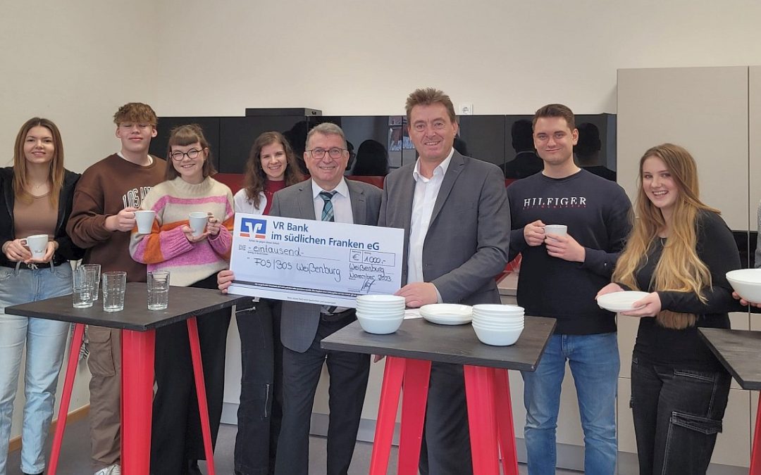 VR Bank im südlichen Franken unterstützt Teeküche der FOSBOS mit 1000 Euro