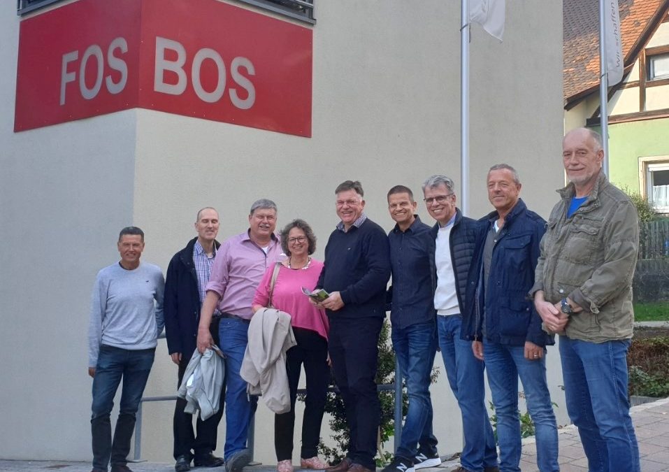 40-jähriges Jubiläum – Ehemalige Abiturienten besuchen FOSBOS Weißenburg